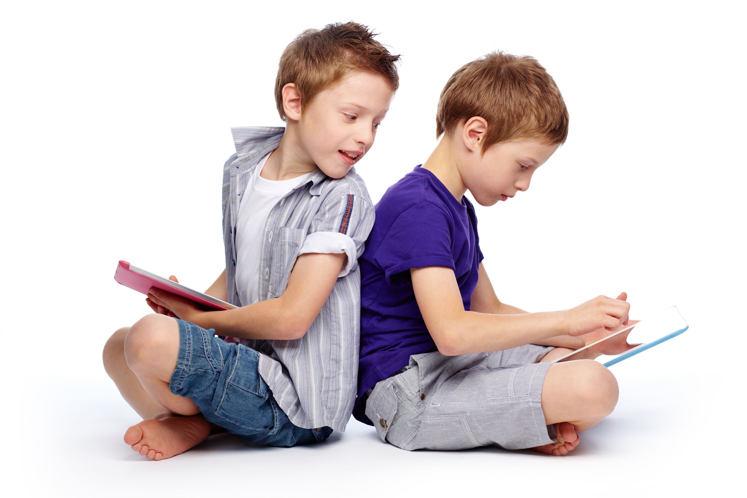 niños pequeños utilizando tablets